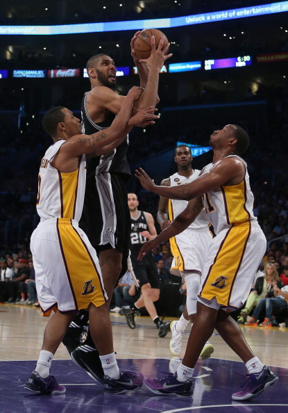 防守队员：能不能讲点武德？（防守球员：能不能讲点规矩？）