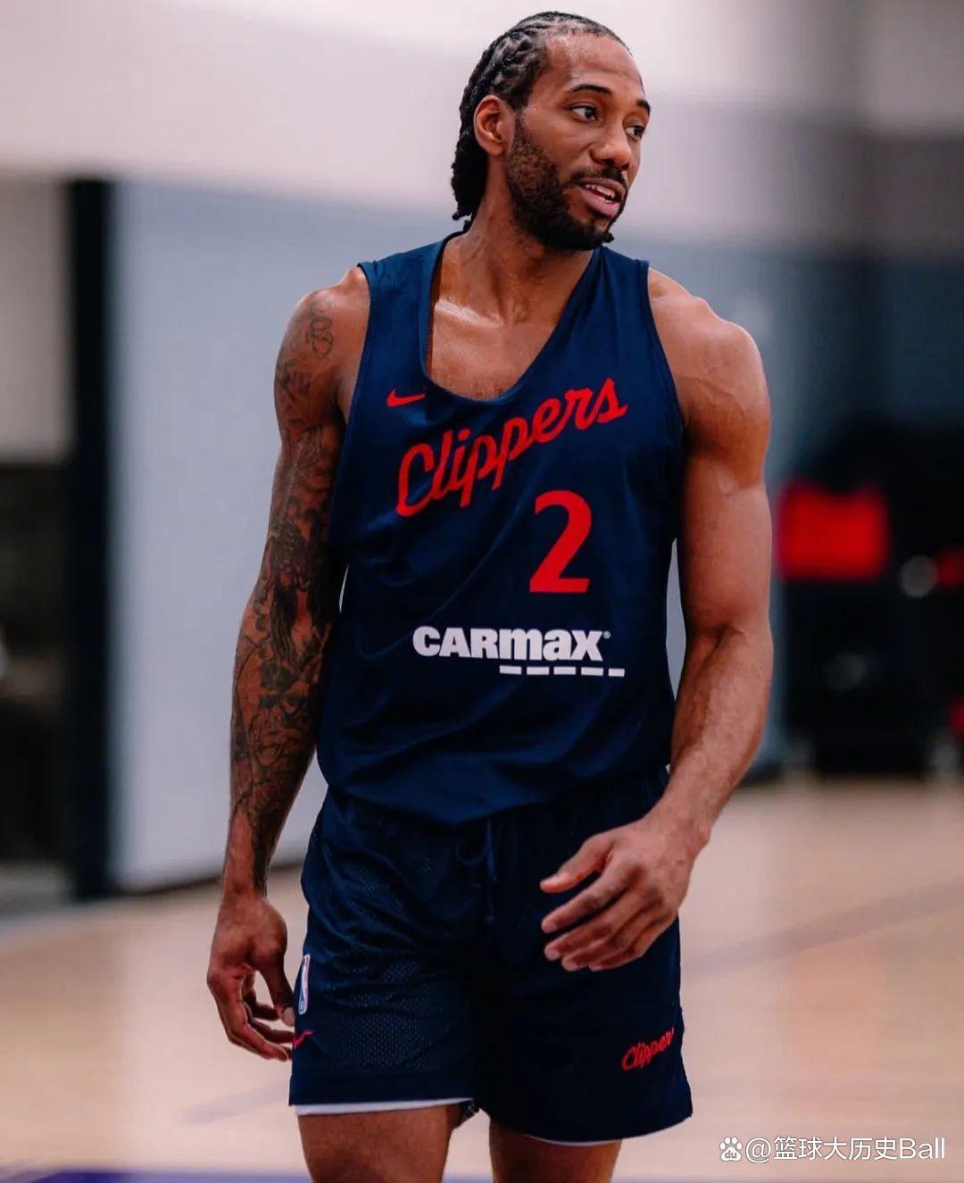 意甲球员在第12轮比赛中涂上红色面彩，向针对女性的暴力说不（意甲第12轮：球员以红色面彩发声，拒绝针对女性的暴力）