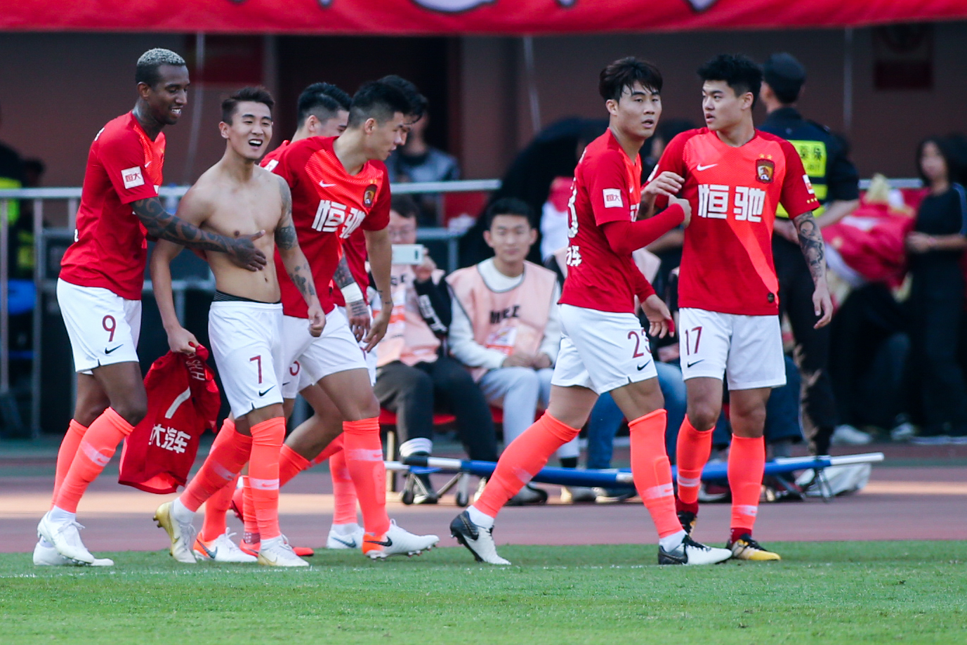 英超：曼城主场3-1击败布莱顿（英超：曼城坐镇主场3比1力克布莱顿）