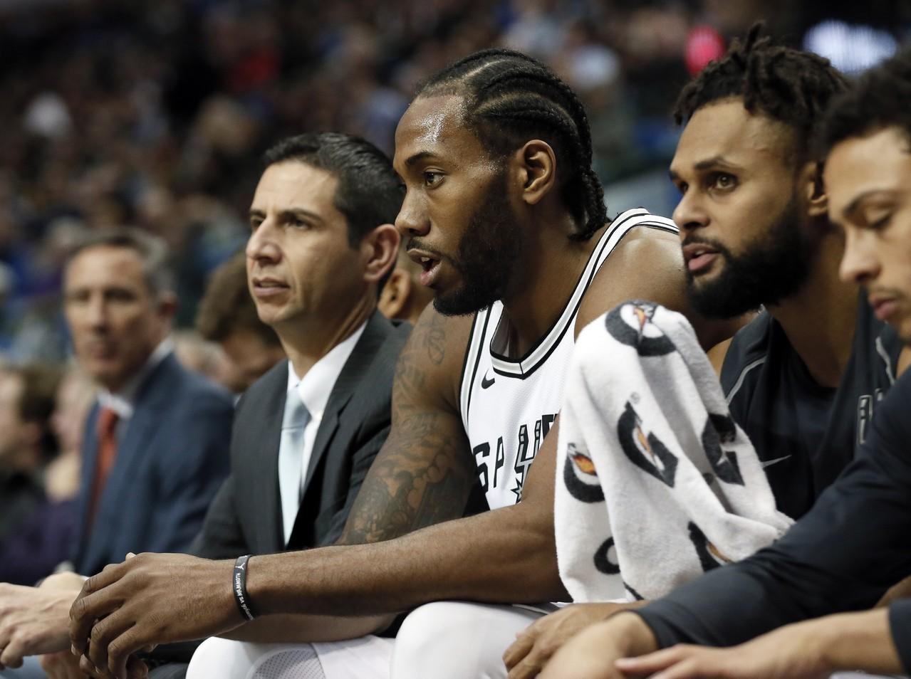 热刺抵达韩国受到热烈欢迎，有球迷在与麦迪逊合影时激动流泪（热刺抵韩获盛情迎接，球迷与麦迪逊合影激动落泪）